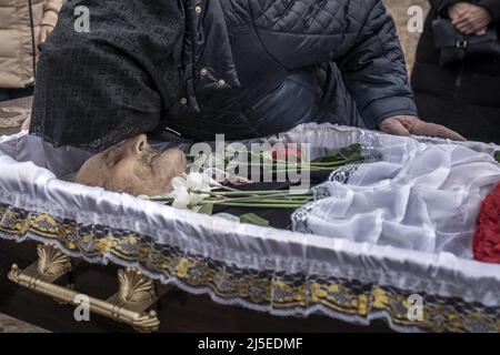 Irpin, Ucraina. 22nd Apr 2022. Un membro della famiglia paga i suoi rispetti a Fedorenko Viktor Dmytrevych, 86 in un cimitero a Irpin Venerdì 22 aprile 2022. Dmytrevych era un chirurgo e morì di polmonite causata da COVID dopo aver vissuto e nascosto in un seminterrato per un mese dai soldati russi. Un comandante militare a Mosca ha detto venerdì che l'obiettivo della nuova fase della guerra della Russia è quello di assumere il pieno controllo dell'Ucraina meridionale e orientale e di collegare la regione di Donbas con la Crimea via terra. Foto di Ken Cedeno/UPI Credit: UPI/Alamy Live News Foto Stock