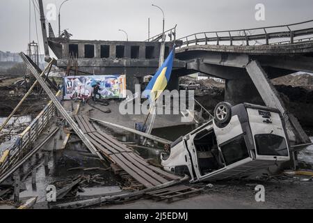 Kiev, Ucraina. 22nd Apr 2022. Roberto Marquez, pittore messicano, lavora su un nuovo dipinto presso il ponte distrutto che attraversa il fiume Irpin dalla città di Irpin, a soli 20 chilometri a nord-ovest di Kyiv, Ucraina venerdì 22 aprile 2022. Il ponte fu fatto saltare in aria dalle forze ucraine per bloccare - o almeno rallentare - l'armatura russa che raggiungeva Kiev, la capitale dell'Ucraina. Un comandante militare a Mosca ha detto venerdì che l'obiettivo della nuova fase della guerra della Russia è quello di assumere il pieno controllo dell'Ucraina meridionale e orientale e di collegare la regione di Donbas con la Crimea via terra. Foto di Ken Cedeno/UPI . Credito Foto Stock