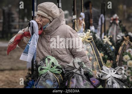 Irpin, Ucraina. 22nd Apr 2022. Lydmila bacia la croce dove Fedorenko Viktor Dmytrevych, 86 è sepolto in un cimitero a Irpin Venerdì, 22 aprile 2022. Dmytrevych era un chirurgo e morì di polmonite causata da COVID dopo aver vissuto e nascosto in un seminterrato per un mese dai soldati russi. Un comandante militare a Mosca ha detto venerdì che l'obiettivo della nuova fase della guerra della Russia è quello di assumere il pieno controllo dell'Ucraina meridionale e orientale e di collegare la regione di Donbas con la Crimea via terra. Foto di Ken Cedeno/UPI Credit: UPI/Alamy Live News Foto Stock