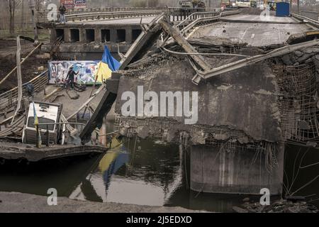 Kiev, Ucraina. 22nd Apr 2022. Roberto Marquez, pittore messicano, lavora su un nuovo dipinto presso il ponte distrutto che attraversa il fiume Irpin dalla città di Irpin, a soli 20 chilometri a nord-ovest di Kyiv, Ucraina venerdì 22 aprile 2022. Il ponte fu fatto saltare in aria dalle forze ucraine per bloccare - o almeno rallentare - l'armatura russa che raggiungeva Kiev, la capitale dell'Ucraina. Un comandante militare a Mosca ha detto venerdì che l'obiettivo della nuova fase della guerra della Russia è quello di assumere il pieno controllo dell'Ucraina meridionale e orientale e di collegare la regione di Donbas con la Crimea via terra. Foto di Ken Cedeno/UPI . Credito Foto Stock
