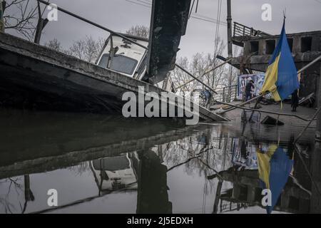 Kiev, Ucraina. 22nd Apr 2022. Roberto Marquez, pittore messicano, lavora su un nuovo dipinto presso il ponte distrutto che attraversa il fiume Irpin dalla città di Irpin, a soli 20 chilometri a nord-ovest di Kyiv, Ucraina venerdì 22 aprile 2022. Il ponte fu fatto saltare in aria dalle forze ucraine per bloccare - o almeno rallentare - l'armatura russa che raggiungeva Kiev, la capitale dell'Ucraina. Un comandante militare a Mosca ha detto venerdì che l'obiettivo della nuova fase della guerra della Russia è quello di assumere il pieno controllo dell'Ucraina meridionale e orientale e di collegare la regione di Donbas con la Crimea via terra. Foto di Ken Cedeno/UPI . Credito Foto Stock
