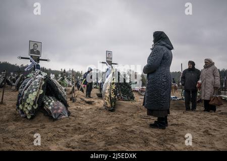 Irpin, Ucraina. 22nd Apr 2022. Svitlana Pavlivna Fedorenko, 76 rende omaggio a Fedorenko Viktor Dmytrevych, 86 in un cimitero di Irpin Venerdì 22 aprile 2022. Dmytrevych era un chirurgo e morì di polmonite causata da COVID dopo aver vissuto e nascosto in un seminterrato per un mese dai soldati russi. Un comandante militare a Mosca ha detto venerdì che l'obiettivo della nuova fase della guerra della Russia è quello di assumere il pieno controllo dell'Ucraina meridionale e orientale e di collegare la regione di Donbas con la Crimea via terra. Foto di Ken Cedeno/UPI . Credit: UPI/Alamy Live News Foto Stock