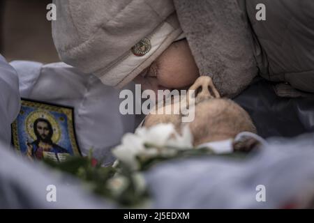 Irpin, Ucraina. 22nd Apr 2022. Lydmila rende omaggio a Fedorenko Viktor Dmytrevych, 86 in un cimitero a Irpin Venerdì 22 aprile 2022. Dmytrevych era un chirurgo e morì di polmonite causata da COVID dopo aver vissuto e nascosto in un seminterrato per un mese dai soldati russi. Un comandante militare a Mosca ha detto venerdì che l'obiettivo della nuova fase della guerra della Russia è quello di assumere il pieno controllo dell'Ucraina meridionale e orientale e di collegare la regione di Donbas con la Crimea via terra. Foto di Ken Cedeno/UPI Credit: UPI/Alamy Live News Foto Stock