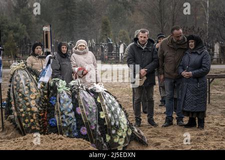 Irpin, Ucraina. 22nd Apr 2022. Amici e familiari onorano Fedorenko Viktor Dmytrevych, 86 in un cimitero di Irpin venerdì 22 aprile 2022. Dmytrevych era un chirurgo e morì di polmonite causata da COVID dopo aver vissuto e nascosto in un seminterrato per un mese dai soldati russi. Un comandante militare a Mosca ha detto venerdì che l'obiettivo della nuova fase della guerra della Russia è quello di assumere il pieno controllo dell'Ucraina meridionale e orientale e di collegare la regione di Donbas con la Crimea via terra. Foto di Ken Cedeno/UPI Credit: UPI/Alamy Live News Foto Stock