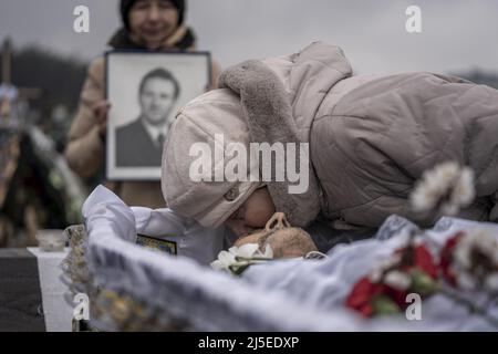 Irpin, Ucraina. 22nd Apr 2022. Lydmila rende omaggio a Fedorenko Viktor Dmytrevych, 86 in un cimitero a Irpin Venerdì 22 aprile 2022. Dmytrevych era un chirurgo e morì di polmonite causata da COVID dopo aver vissuto e nascosto in un seminterrato per un mese dai soldati russi. Un comandante militare a Mosca ha detto venerdì che l'obiettivo della nuova fase della guerra della Russia è quello di assumere il pieno controllo dell'Ucraina meridionale e orientale e di collegare la regione di Donbas con la Crimea via terra. Foto di Ken Cedeno/UPI Credit: UPI/Alamy Live News Foto Stock