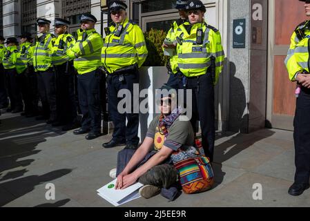 Gli uffici della BP di Londra erano un obiettivo per le proteste della ribellione di estinzione, ma erano fortemente protetti dalla polizia. Sede centrale in St. James's Square Foto Stock