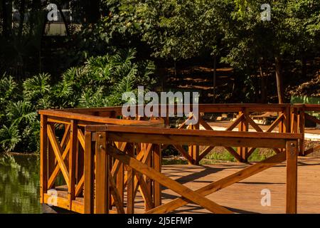 Goiânia, Goias, Brasile – 21 aprile 2022: Ponte sul laghetto di Bosque dos Buritis nella città di Goiania. Foto Stock