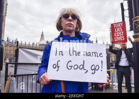 Londra, Regno Unito. 19th aprile 2022. Un manifestante ha un segno che dice: "Nel nome di Dio, vai!" I manifestanti anti anti anti-Boris Johnson si sono riuniti in Piazza del Parlamento prima della comparsa del primo Ministro alla Camera dei Comuni, dove era previsto di affrontare lo scandalo Partygate. Foto Stock