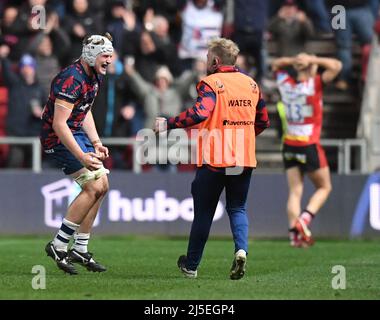 Bristol, Regno Unito. 22nd Apr 2022. 22nd aprile 2022, Ashton Gate Stadium, Bristol, South Gloucestershire, Inghilterra; Gallagher Premier League rugby, Bristol Bears Versus Gloucester: Fitz Harding of Bristol Bears celebra il fischio finale e vincendo la partita 29-28 credito: Action Plus Sports Images/Alamy Live News Foto Stock