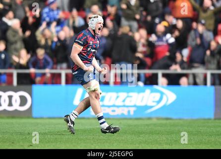 Bristol, Regno Unito. 22nd Apr 2022. 22nd aprile 2022, Ashton Gate Stadium, Bristol, South Gloucestershire, Inghilterra; Gallagher Premier League rugby, Bristol Bears Versus Gloucester: Fitz Harding of Bristol Bears celebra il fischio finale e vincendo la partita 29-28 credito: Action Plus Sports Images/Alamy Live News Foto Stock
