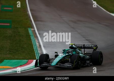 Imola, Italia. 22nd Apr 2022. Enzo e Dino Ferrari Circuit, Imola, Italia, 22 aprile 2022, Imola (BO) Italia - Aprile 22 2022 - Rolex Gran Premio del Made in Italy e dell'Emilia-Romagna: Sebastian Vettel (GER) Aston Martin AMR22&#XA; Nel corso della Formula 1 Rolex Emilia Romagna Grand Prix 2022, 4rd round del Campionato del mondo di Formula uno 2022 FIA Free Practices - Formula 1 Championship Credit: Live Media Publishing Group/Alamy Live News Foto Stock