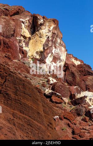 La texture delle rocce rosse sotto il cielo blu Foto Stock