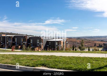 Denman Prospect nuove case costruite e in lontananza lavori in corso per aumentare le dimensioni di questo nuovo sobborgo di canberra, ACT, Australia Foto Stock