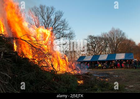 La tradizione precristiana del falò durante le celabrazioni pasquali e gli eventi nella bassa Sassonia (germania) Foto Stock