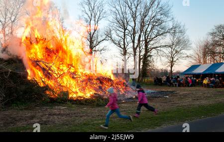 La tradizione precristiana del falò durante le celabrazioni pasquali e gli eventi nella bassa Sassonia (germania) Foto Stock