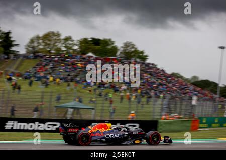 Imola, Italia. 22nd Apr 2022. 01 VERSTAPPEN Max (nld), Red Bull Racing RB18, in azione durante la Formula 1 Grand Premio del Made in Italy e dell'Emilia-Romagna 2022, 4th round del Campionato Mondiale di Formula uno FIA 2022, sul circuito di Imola, dal 22 al 24 aprile 2022 a Imola, Italia - Foto: DPPI/DPPI/LiveMedia Credit: Agenzia fotografica indipendente/Alamy Live News Foto Stock