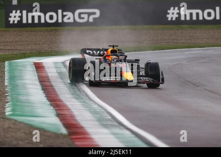 Imola, Italia. 22nd Apr 2022. 01 VERSTAPPEN Max (nld), Red Bull Racing RB18, in azione durante la Formula 1 Grand Premio del Made in Italy e dell'Emilia-Romagna 2022, 4th round del Campionato Mondiale di Formula uno FIA 2022, sul circuito di Imola, dal 22 al 24 aprile 2022 a Imola, Italia - Foto: DPPI/DPPI/LiveMedia Credit: Agenzia fotografica indipendente/Alamy Live News Foto Stock