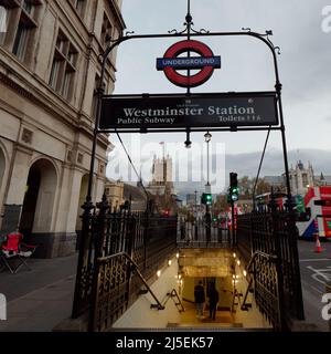 Londra, Grande Londra, Inghilterra, 13 2022 aprile: La metropolitana di Westminster di notte con le Camere del Parlamento dietro. Foto Stock