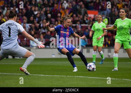 Barcellona, Spagna. 22nd Apr 2022. BARCELINA, SPAGNA - APRILE 22: Caroline Graham Hansen del FC Barcelona spara la palla durante la partita UEFA Women's Champions League tra il FC Barcelona e Wolfsburg a Camp Nou il 22 Aprile 2022 a Barcellona, Spagna. (Foto di Sara Aribo/PxImages) Credit: PX Images/Alamy Live News Foto Stock