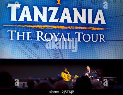 Il presidente Samia Suluhu alla prima West Coast del documentario PBS show 'Tanzania The Royal Tour' con il produttore/regista Peter Greenberg al lotto presso Paramount Studios di Hollywood, CA. 2022 Foto Stock