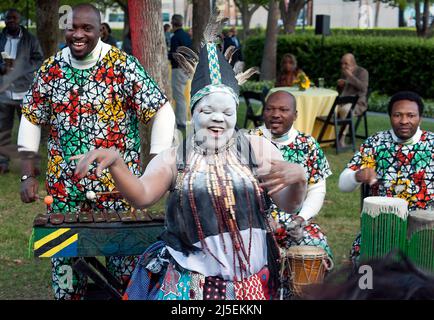 Ballerino tanzaniano e musicisti in abbigliamento tradizionale che si esibiscono per la prima della costa occidentale della Tanzania il Royal Tour al lotto Paramount Studios di Hollywood, CA. Foto Stock