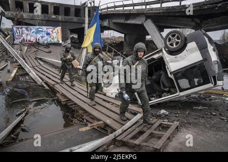 Irpin, Ucraina. 22nd Apr 2022. I soldati ucraini attraversano il ponte distrutto che attraversa il fiume Irpin dalla città di Irpin, a soli 20 chilometri a nord-ovest di Kyiv, Ucraina, venerdì 22 aprile 2022. Il ponte fu fatto saltare in aria dalle forze ucraine per bloccare - o almeno rallentare - l'armatura russa che raggiungeva Kiev, la capitale dell'Ucraina. Un comandante militare a Mosca ha detto venerdì che l'obiettivo della nuova fase della guerra della Russia è quello di assumere il pieno controllo dell'Ucraina meridionale e orientale e di collegare la regione di Donbas con la Crimea via terra. Foto di Ken Cedeno/UPI . Credit: UPI/Alamy Live News Foto Stock