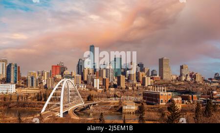 Il sole mattutino sorge sullo skyline del centro di Edmonton, mostrando il ponte di Walterdale attraverso il fiume Saskatchewan e i grattacieli circostanti. Edmonton è il capi Foto Stock