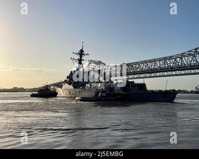 220422-N-WW980-015 NEW ORLEANS, (22 aprile 2022) - i rimorchiatori aiutano a girare la USS Lassen (DDG 82) come si prepara a dirigersi verso il basso e tornare verso il Golfo del Messico. La partenza della nave segnò la fine della settimana della Marina di New Orleans e la USS Lassen si dirigerà avanti per Fleet Week Port Everglades a Fort Lauderdale, Florida, a partire dal 1 maggio. Le settimane della flotta sono progettate per mostrare agli Americani gli investimenti che hanno fatto nella loro Marina ed aumentare la consapevolezza del ruolo e dello scopo della Marina nella nostra difesa nazionale. (STATI UNITI Foto Navy di Jay cope/Released) Foto Stock