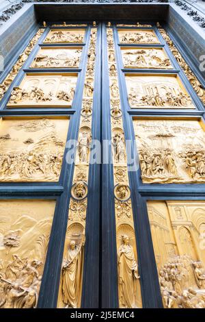 Porta del Paradiso di Firenze: Porta antica principale del Battistero di Firenze - Battistero di San Giovanni - situato di fronte al Duomo di Santa Maria Foto Stock