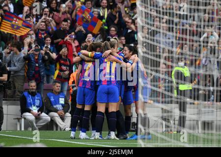 Barcellona, Spagna. 22nd Apr 2022. BARCELINA, SPAGNA - APRILE 22: Caroline Graham Hansen del FC Barcelona festeggia dopo aver segnato un gol durante la partita UEFA Women's Champions League tra il FC Barcelona e Wolfsburg a Camp Nou il 22 Aprile 2022 a Barcellona, Spagna. (Credit Image: © Sara Aribo/PX Imagens via ZUMA Press Wire) Credit: ZUMA Press, Inc./Alamy Live News Credit: ZUMA Press, Inc./Alamy Live News Foto Stock