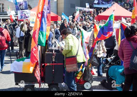 Manifestazione annuale nella soleggiata Parigi per i diritti dei lavoratori il 1rst maggio Foto Stock