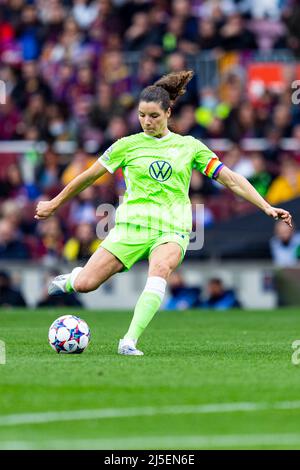 Dominique Janssen (VFL Wolfsburg) in azione durante la partita di calcio della Women's Champions League tra il FC Barcelona e la VFL Wolfsburg, allo stadio Camp Nou di Barcellona, Spagna, venerdì 22 aprile 2022. Foto: SIU Wu. Foto Stock