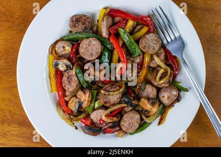 un pasto a base di cipolle di salsiccia peperoni con funghi, Foto Stock