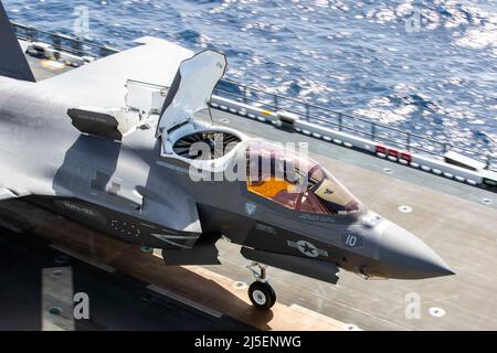 Oceano Pacifico, Stati Uniti. 08 aprile 2022. Un velivolo del corpo Marino F-35B Lightning II attaccato a Marine Fighter Attack Squadron 122, si prepara al lancio dal ponte di volo della nave d'assalto anfibio USS Tripoli della Marina Wasp-classe durante un dispiegamento di routine con la flotta 3rd, 8 aprile 2021 al largo della costa della California, USA. Credit: MC2 Theodore Quintana/U.S. Navy/Alamy Live News Foto Stock