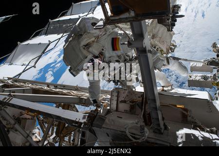 Stazione spaziale Internazionale, ORBITA TERRESTRE. 23 marzo 2022. ESA astronauta e spedizione 66 tecnico di volo Matthias Maurer durante un'escursione di sei ore e 54 minuti per installare l'ingranaggio termico e componenti elettronici sulla Stazione spaziale Internazionale, 23 marzo 2022 a Earth Orbit. Credit: NASA/NASA/Alamy Live News Foto Stock