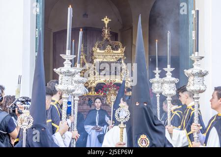 Huelva, Spagna - 14 aprile 2022: Trono o piattaforma del paso della Santa sepoltura (Santo Enerro) lasciando il tempio per iniziare la processione del Santo W. Foto Stock