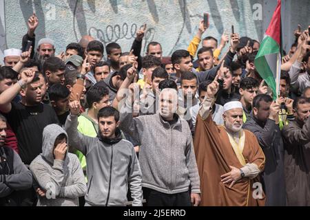 Gaza, Palestina. 22nd Apr 2022. I sostenitori palestinesi del movimento islamico Hamas cantano slogan durante una manifestazione di solidarietà contro le forze israeliane alla moschea di al-Aqsa nella striscia settentrionale di Gaza. (Foto di Yousef Masoud/SOPA Images/Sipa USA) Credit: Sipa USA/Alamy Live News Foto Stock