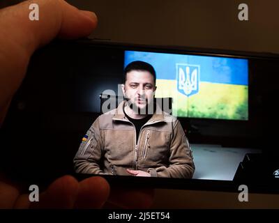 Una presa dello schermo dell'indirizzo TV di tarda notte di Volodymyr Zelensky. Il Presidente ha notato che le forze armate ucraine resistono ferocemente agli invasori e sono diventate un vero bastione della statura Ucraina e dell'identità nazionale. Foto Stock