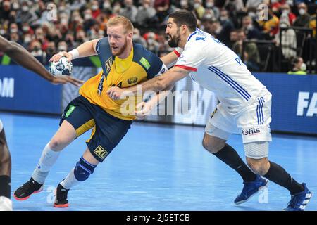 Jim Gottfridsson (Svezia) contro la Francia. EHF Euro 2022. Semifinale Foto Stock