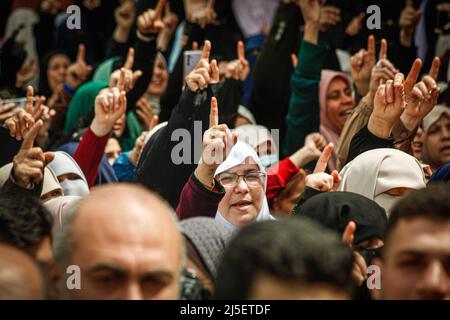 Gaza, Palestina. 22nd Apr 2022. I sostenitori del movimento palestinese di Hamas si radunano dopo le preghiere del venerdì a Jabalia nella striscia settentrionale di Gaza, per dimostrare solidarietà ai palestinesi che si confrontano con le forze israeliane presso la moschea al-Aqsa di Gerusalemme. (Foto di Ramez Habboub/Pacific Press) Credit: Pacific Press Media Production Corp./Alamy Live News Foto Stock