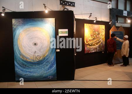 22 aprile 2022, Jakarta, Jakarta Capital Special Regio, Indonesia: La Mostra Internazionale d'Arte di Calligraphy Contemporanea ''The Power of Quran'' si terrà presso il Jakarta Islamic Center, North Jakarta, 15-24 aprile 2022. La mostra, alla quale hanno partecipato 102 artisti di calligrafia provenienti da 25 paesi, può essere visitata anche virtualmente con un approccio interattivo 3D. (Credit Image: © Kuncoro Widyo Rumpoko/Pacific Press via ZUMA Press Wire) Foto Stock