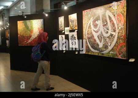 22 aprile 2022, Jakarta, Jakarta Capital Special Regio, Indonesia: La Mostra Internazionale d'Arte di Calligraphy Contemporanea ''The Power of Quran'' si terrà presso il Jakarta Islamic Center, North Jakarta, 15-24 aprile 2022. La mostra, alla quale hanno partecipato 102 artisti di calligrafia provenienti da 25 paesi, può essere visitata anche virtualmente con un approccio interattivo 3D. (Credit Image: © Kuncoro Widyo Rumpoko/Pacific Press via ZUMA Press Wire) Foto Stock