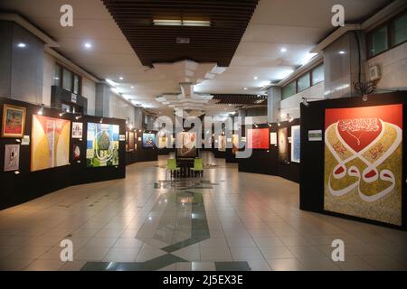 22 aprile 2022, Jakarta, Jakarta Capital Special Regio, Indonesia: La Mostra Internazionale d'Arte di Calligraphy Contemporanea ''The Power of Quran'' si terrà presso il Jakarta Islamic Center, North Jakarta, 15-24 aprile 2022. La mostra, alla quale hanno partecipato 102 artisti di calligrafia provenienti da 25 paesi, può essere visitata anche virtualmente con un approccio interattivo 3D. (Credit Image: © Kuncoro Widyo Rumpoko/Pacific Press via ZUMA Press Wire) Foto Stock