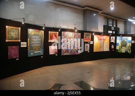 22 aprile 2022, Jakarta, Jakarta Capital Special Regio, Indonesia: La Mostra Internazionale d'Arte di Calligraphy Contemporanea ''The Power of Quran'' si terrà presso il Jakarta Islamic Center, North Jakarta, 15-24 aprile 2022. La mostra, alla quale hanno partecipato 102 artisti di calligrafia provenienti da 25 paesi, può essere visitata anche virtualmente con un approccio interattivo 3D. (Credit Image: © Kuncoro Widyo Rumpoko/Pacific Press via ZUMA Press Wire) Foto Stock