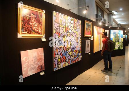 22 aprile 2022, Jakarta, Jakarta Capital Special Regio, Indonesia: Un visitatore osserva una pittura contemporanea di calligrafia alla mostra internazionale di Calligraphy Art Contemporary ''The Power of Quran'' tenutasi presso il Jakarta Islamic Center, a nord di Jakarta. La mostra, Che è stato tenuto dal Jakarta Center for Islamic Studies and Development, si prevede di essere in grado di riempire l'alfabetizzazione visiva, in particolare da'wah e syiar attraverso l'arte. Questa mostra è stata frequentata da 102 artisti calligrafici provenienti da 25 paesi e può anche essere goduto virtualmente con un approccio interattivo 3D. (Credit Image: © Foto Stock