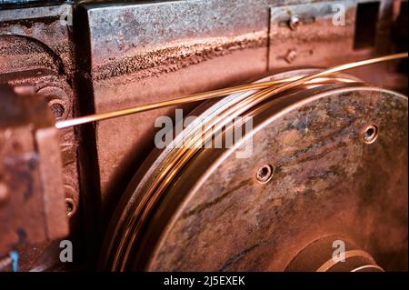 Utensile per raddrizzatrice a filo di rame nell'officina dello stabilimento Foto Stock