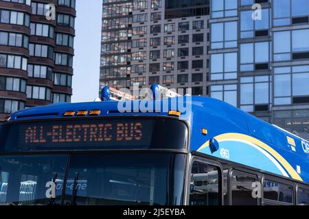 New York, Stati Uniti. 22nd Apr 2022. Vista dettagliata del nuovo autobus elettrico come Governatore Kathy Hochul fa Bus elettrico annuncio con MTA Chair e CEO Janno Lieber a Michael J. Quill Depot. Electric Bus ha gli stessi interni attualmente utilizzati negli autobus urbani, ha 4 batterie e emmite Zero emissioni. MTA implementerà 60 bus elettrici a emissioni zero in sei depositi di autobus che servono tutti e cinque i quartieri. Credit: Sipa USA/Alamy Live News Foto Stock