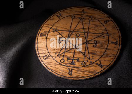 Un tavolo Ouija, giallo su sfondo nero Foto Stock