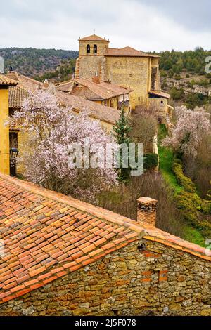 Veduta aerea del pittoresco borgo medievale di Calatanazor, Soria, Spagna. Foto Stock
