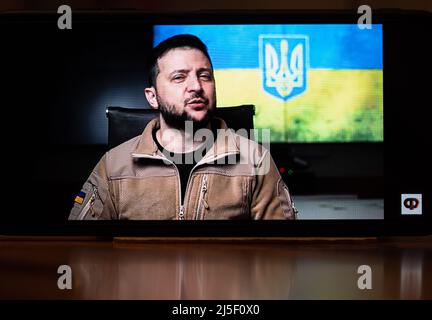 Vilshofen sul Danubio, Germania. 22nd Apr 2022. Uno screengrab dell'indirizzo TV di Volodymyr Zelensky a tarda notte. Il Presidente ha notato che le forze armate ucraine resistono ferocemente agli invasori e sono diventate un vero bastione della statura Ucraina e dell'identità nazionale. Credit: SOPA Images Limited/Alamy Live News Foto Stock